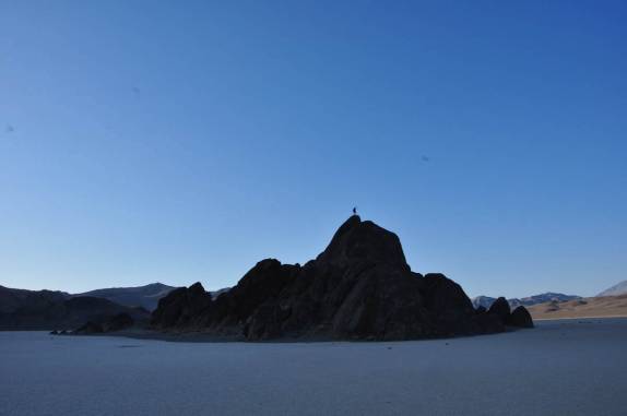 No topo de uma antiga ilha num lago que secou no Death Valley National Park, na Califórnia - EUA